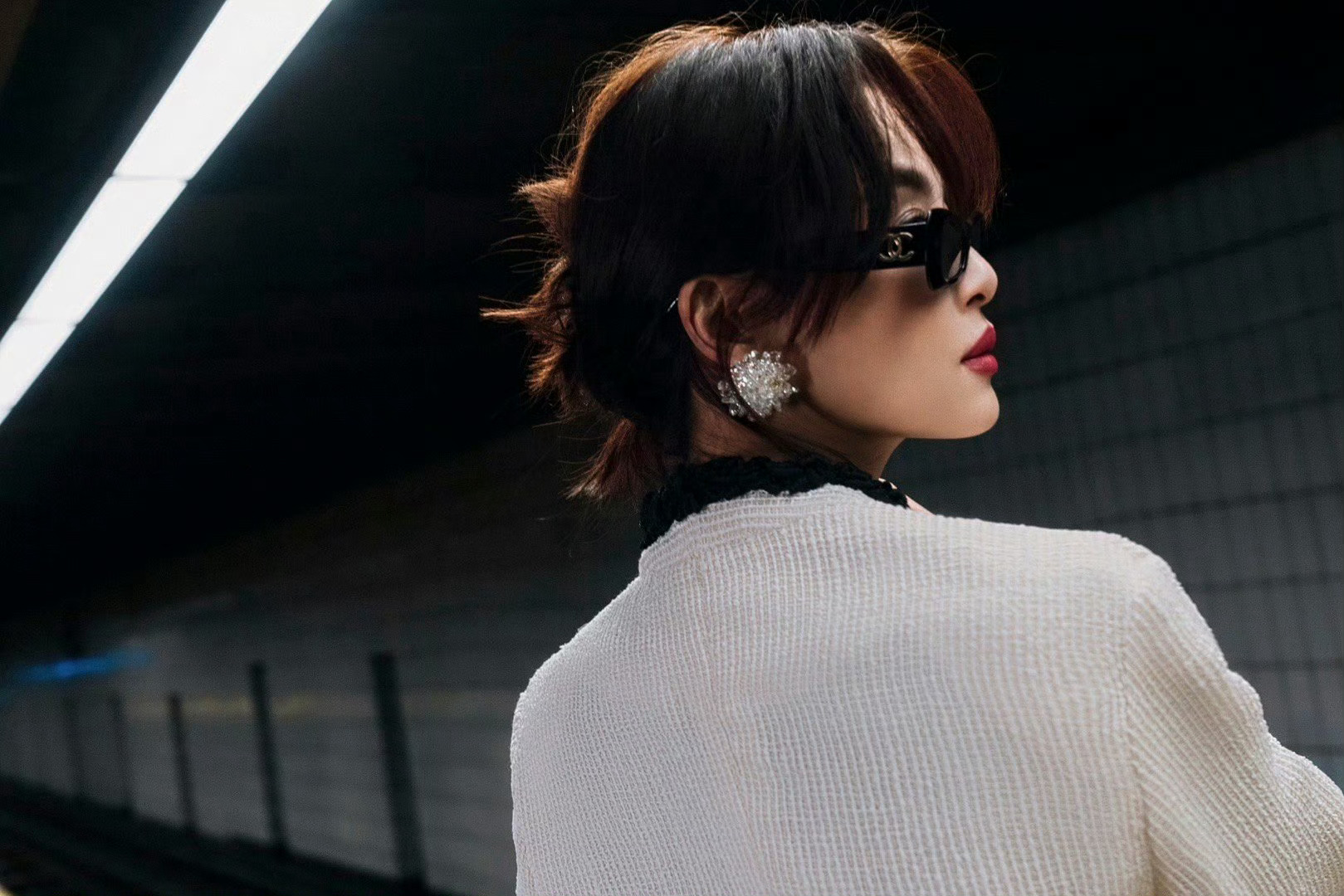 辛芷蕾白色套装看秀辛芷蕾纽约地铁拍出发图 辛芷蕾亮相纽约大秀！白套装打卡灵感地铁