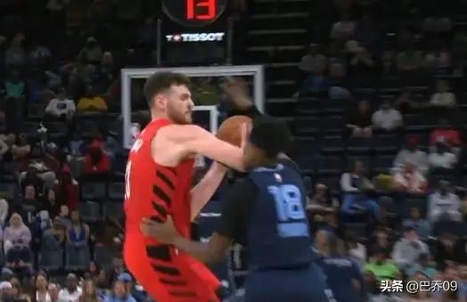 克林根一记无情铁肘直接二级恶犯被驱逐，动作危险又没必要，灰熊球员被当场放倒，队医