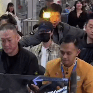 王一博头上的灯 · 王一博坐上了机场的小车像个乖宝宝 ·王一博 ​​​