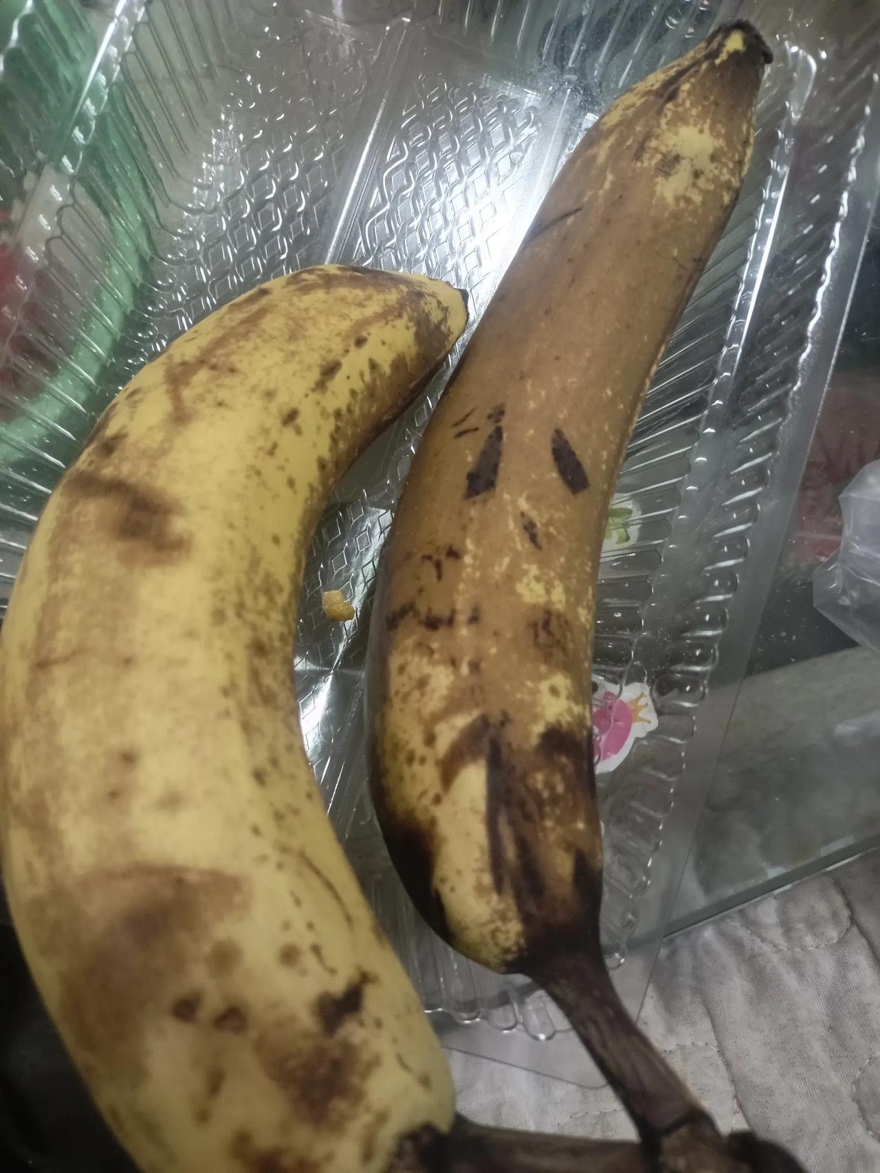 你们爱吃有黑点但甜的香蕉🍌还是爱吃皮比较好看有点涩的香蕉🍌啊！
今天吃得很香