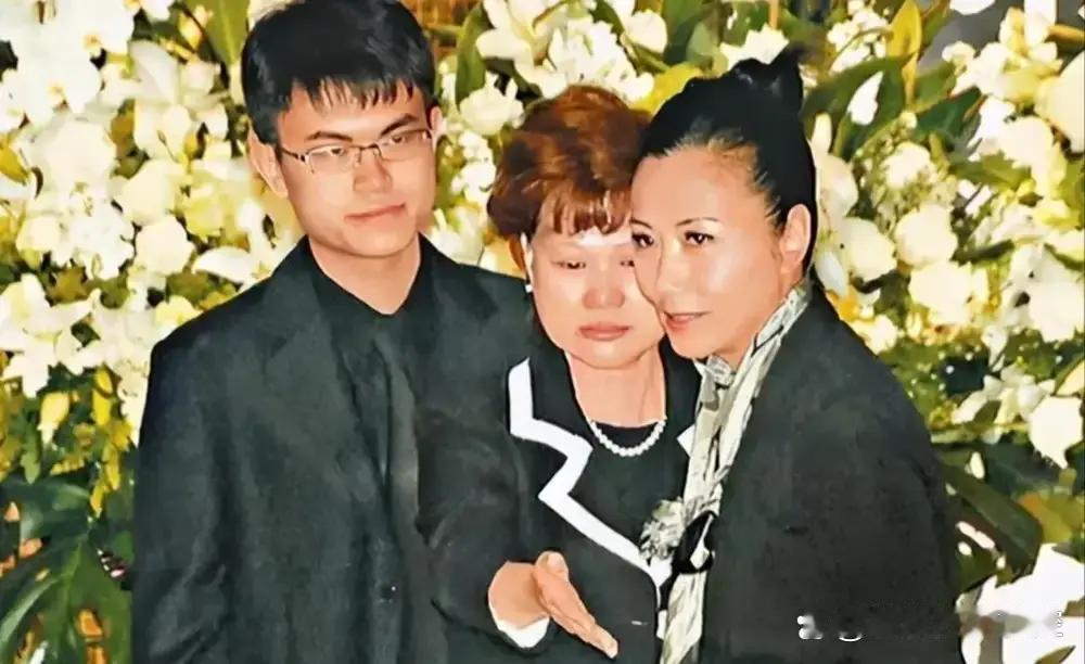 你绝对想不到，深圳地铁厕所里藏着一个“扫码找厕”的黑科技！🚻

以前坐地铁最怕