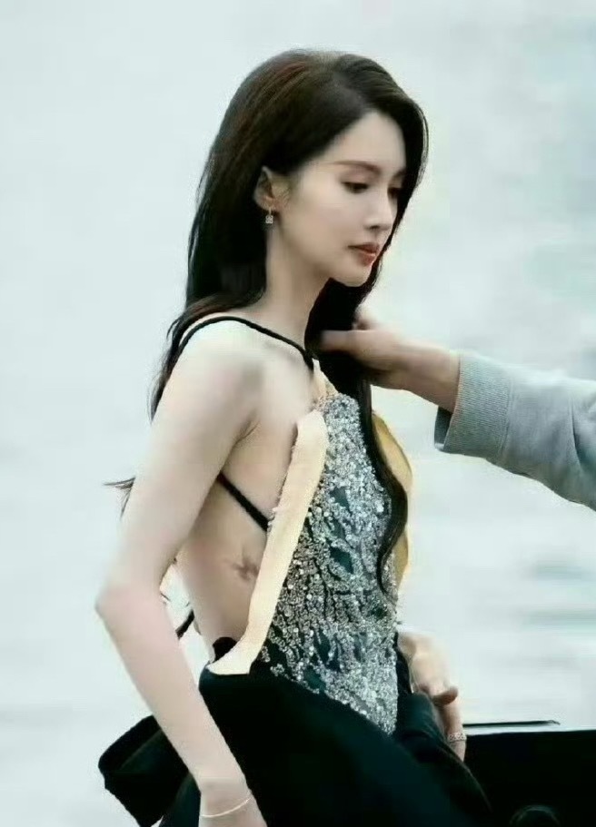 金晨毫不避讳她腰间的蝴蝶纹身 谁说纹身的就不是好女孩 