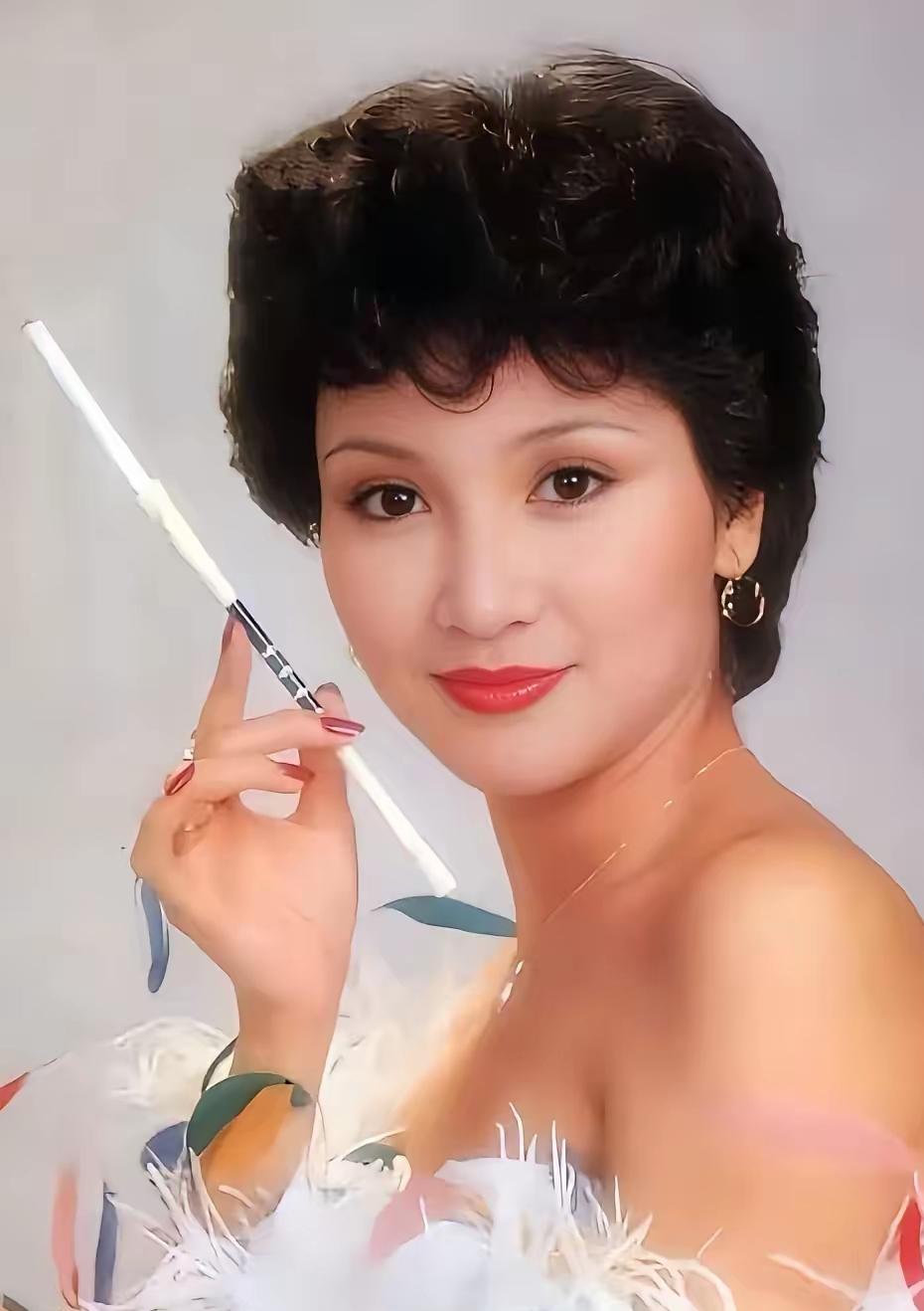 狄波拉能活成贵妇模样，全靠三段苦难成全自己！
抛弃她的亲生父母、委屈她的养父母、