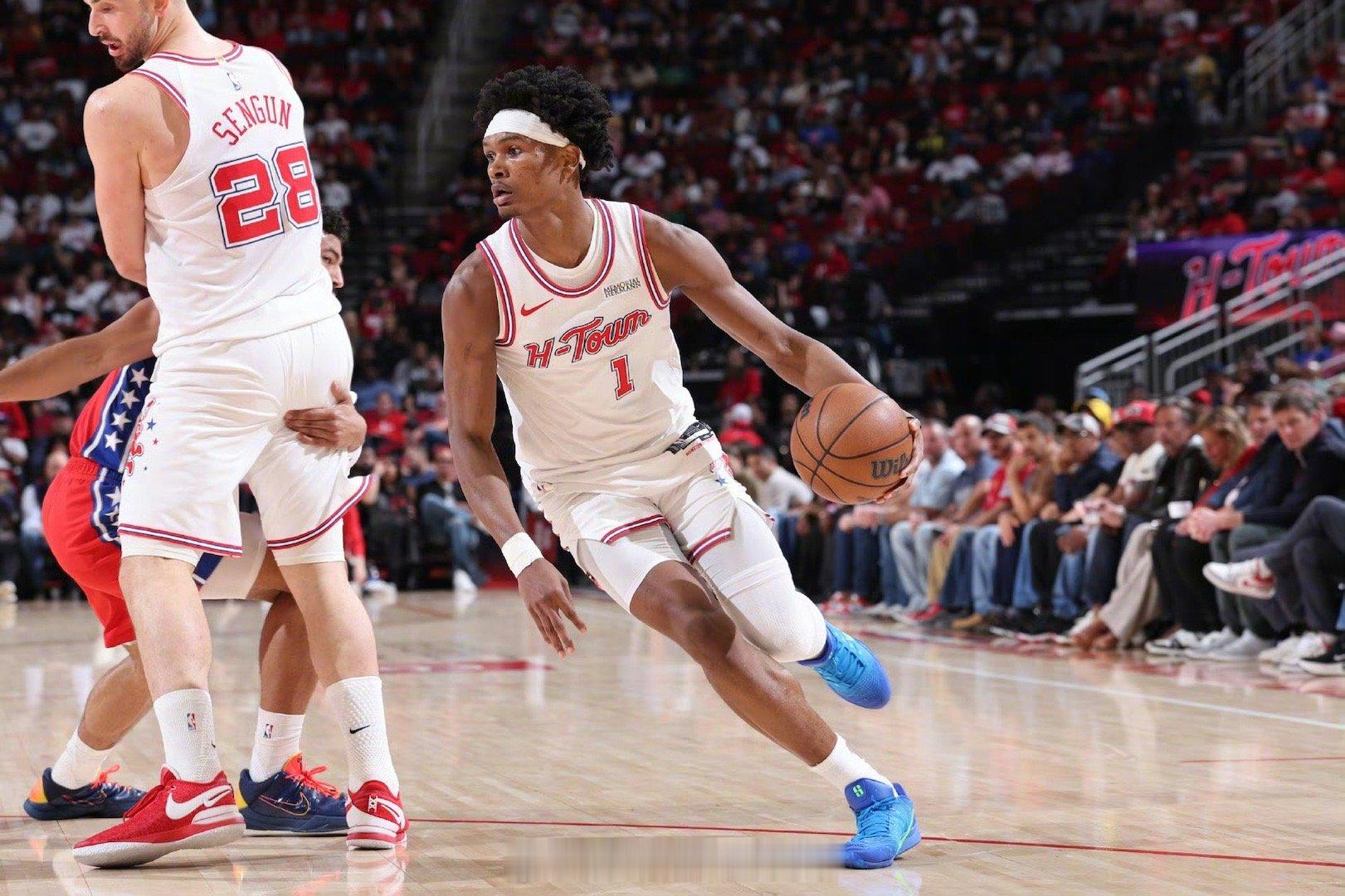 记者：“你昨天提到，防守勒布朗·詹姆斯需要全队的努力，会有很多人去承担这个任务，