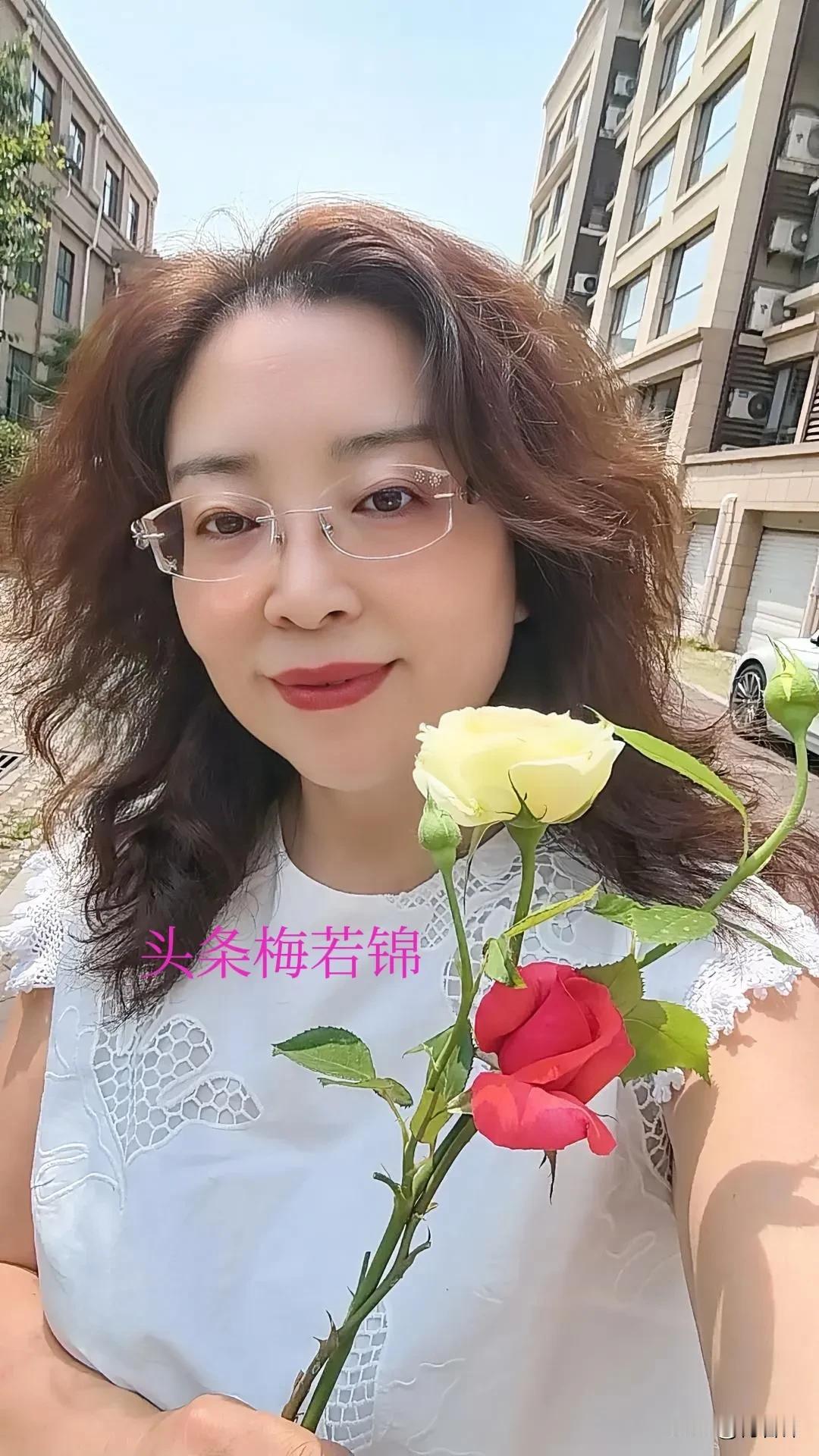今天办了两件有意义的事。前段时间去山里认识一位老兄，帮我挖野蒜，好不过意。恰好来