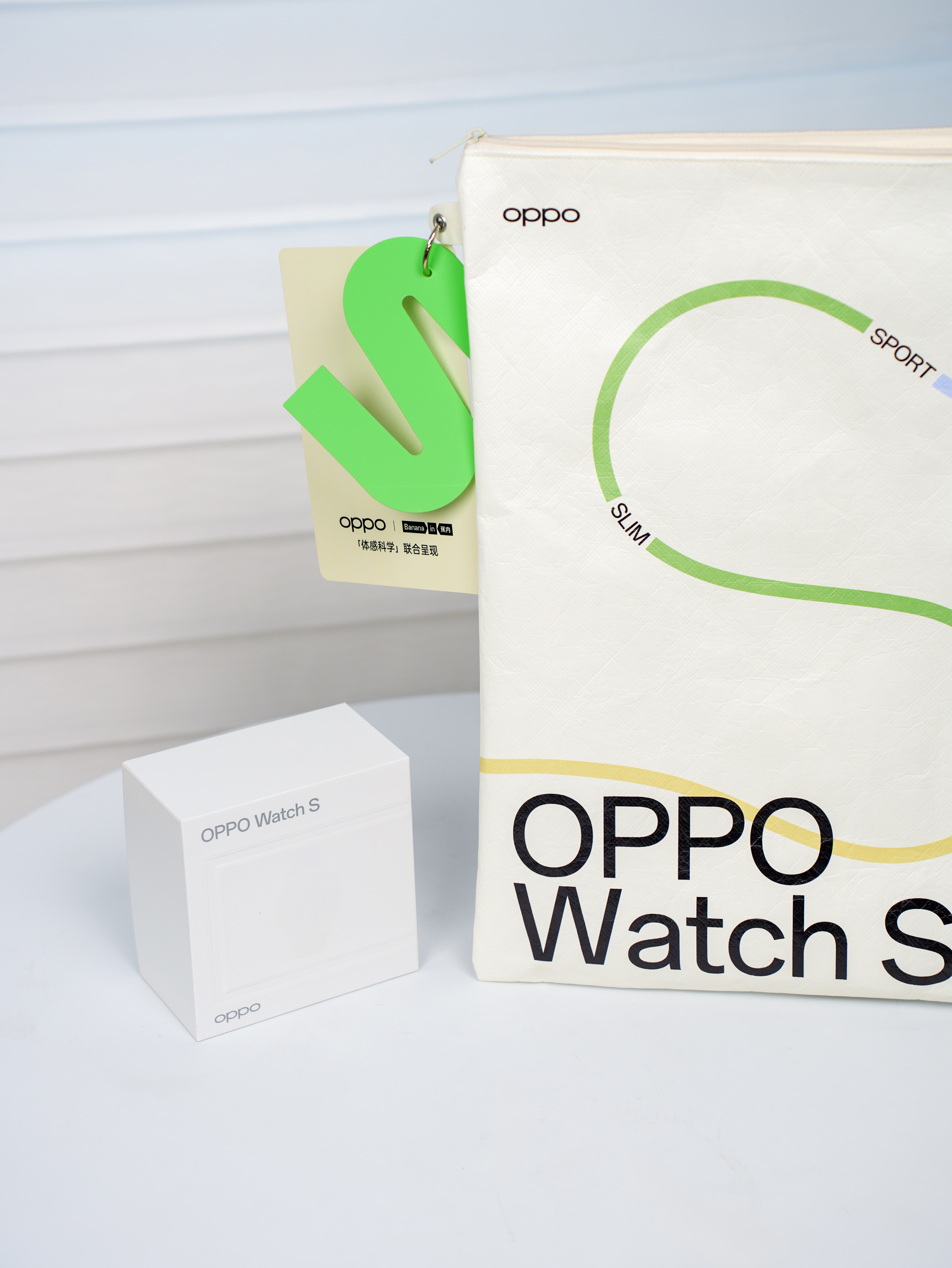 OPPO Watch S 很薄很薄，一开始收到礼盒的时候，我以为OPPO搞恶作剧