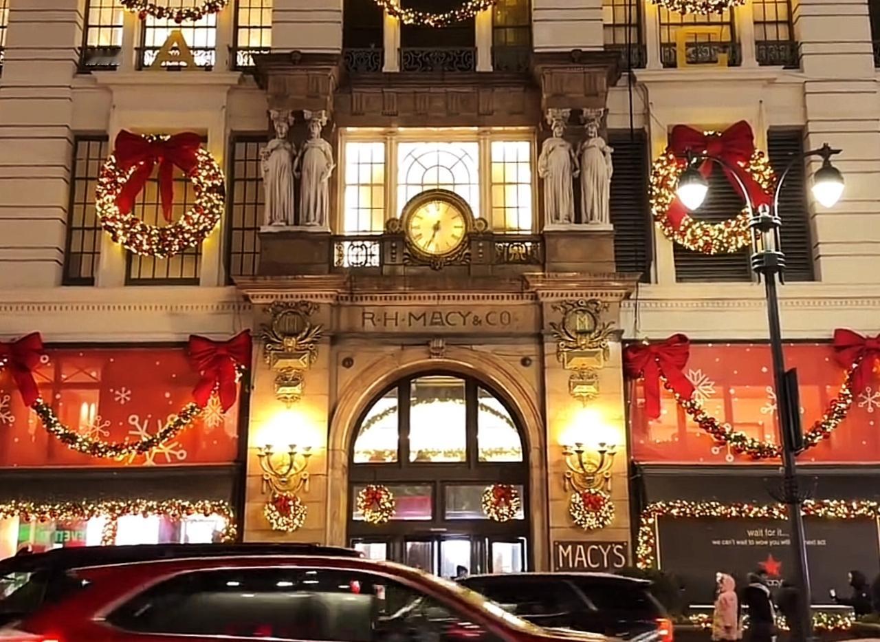 明天就是新年了，不知不觉的又一年。今天去买了好多过节的东西，包括礼物，食品等。好