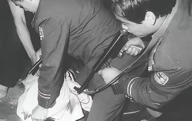 1999年11月，郑州军分区对武器库进行例行检查时，突然发现，犯罪分子竟从库房外