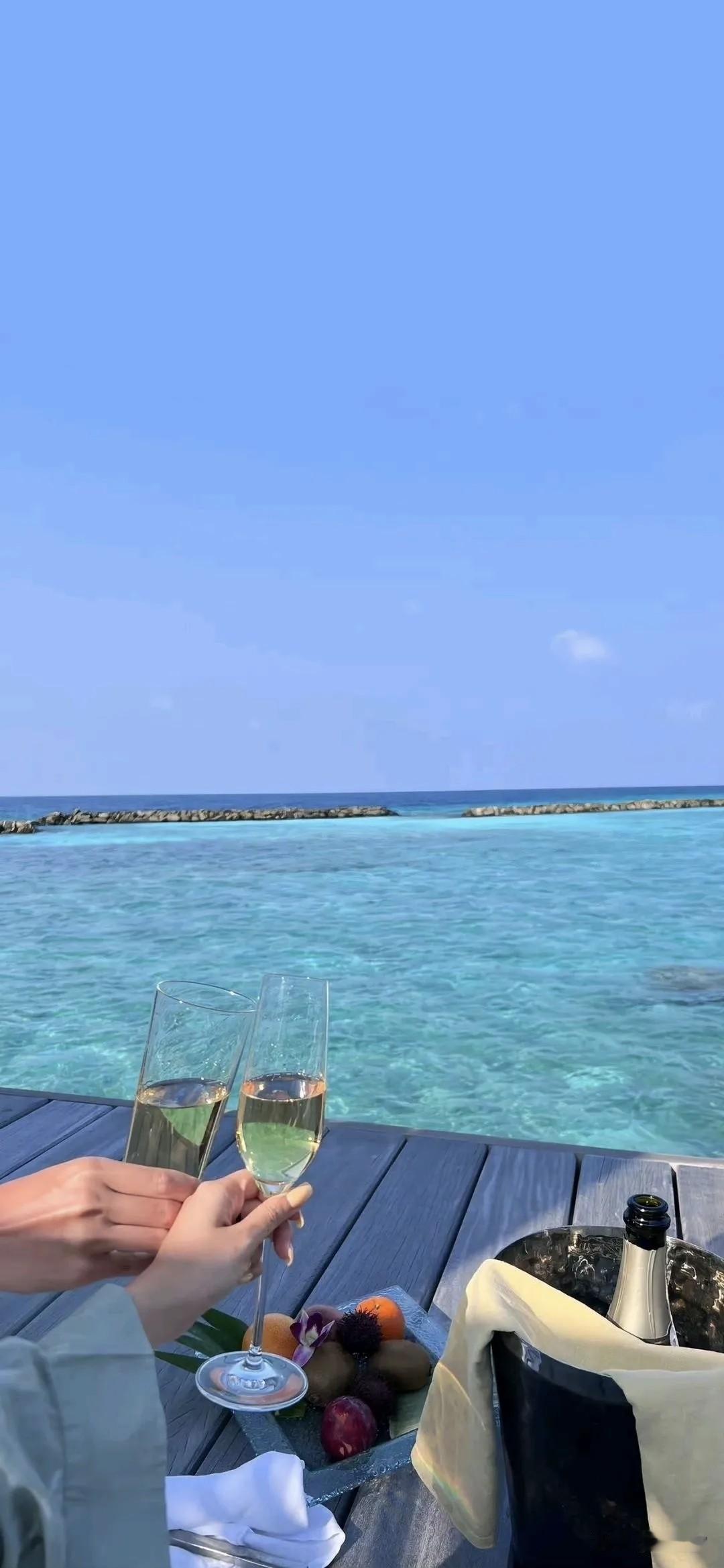 当情绪沉郁到无从言说，不妨抬头望向苍穹。它铺展着无垠的澄澈与辽阔，似能容纳世间所