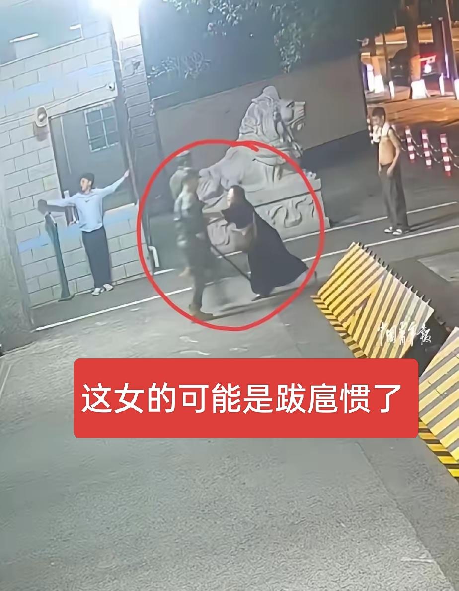 这女的估计是平常跋扈惯了，居然敢推搡哨兵？真不知道哪里来的胆量，哨位神圣不可侵犯