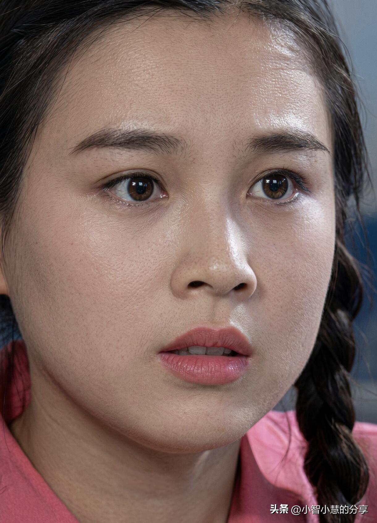 她年轻的时候是标准的古典美女，跟陈红一样漂亮有气质，那个年代都是这种圆脸美女，有