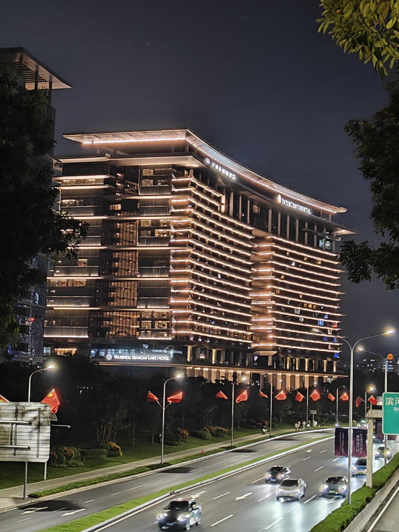 深圳APEC会议举办地，深圳国际交流中心五洲香蜜湖酒店夜景，旁边是深圳南北主干道