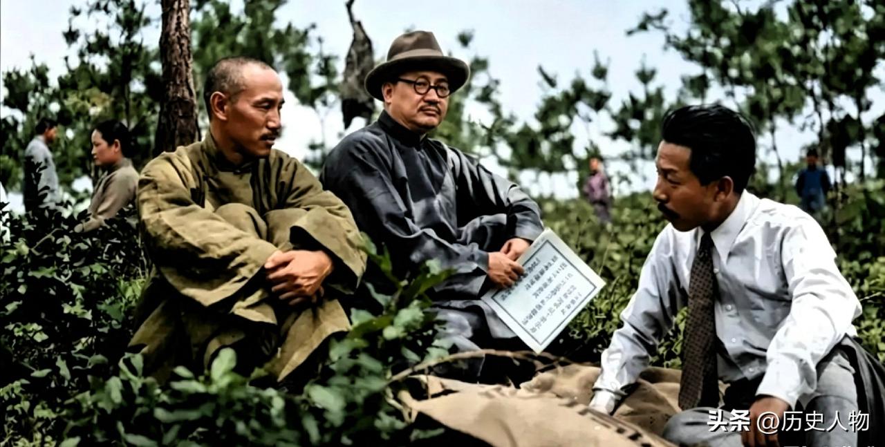 1931年7月，江西庐山。蒋介石（左）和连襟孔祥熙（中）与张学良（右）在山间草地