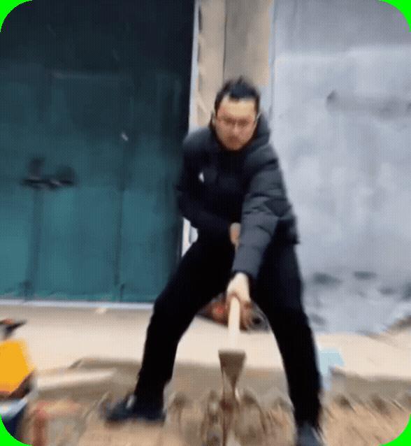 上边是电线吧？劈个柴差点把自己劈没了！