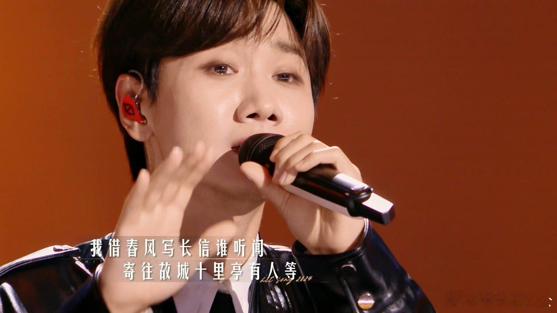 #汪苏泷国风rnb说唱# 台上就是情歌，小王子台下立刻变身成梗王，汪苏泷从来都没