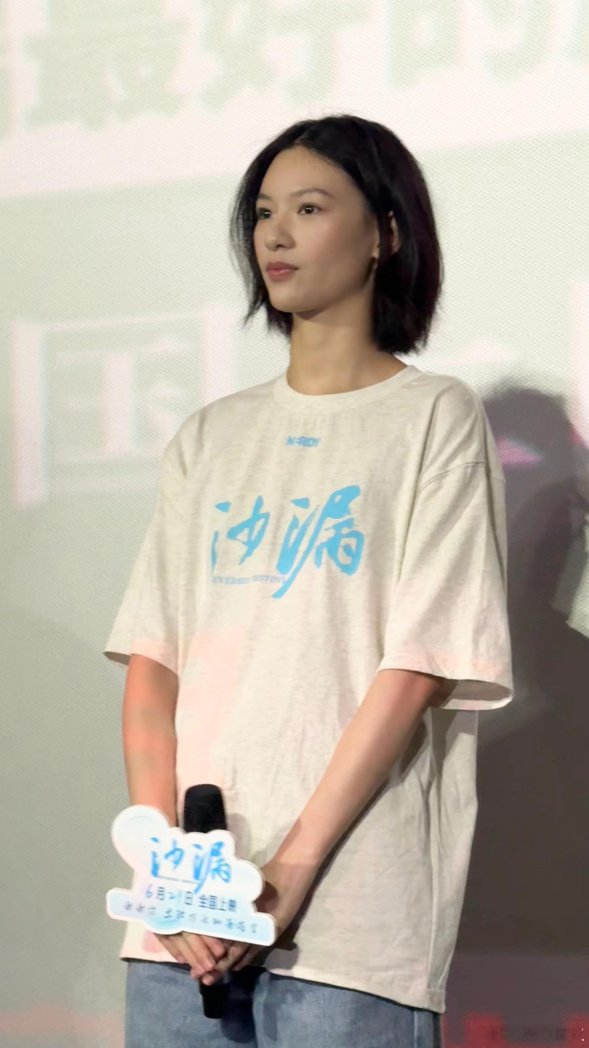 #观众镜头下的邱天# 观众镜头中的邱天，状态也太好了，眼神亮亮的，笑容好甜。💘