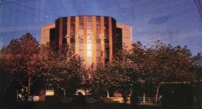 扬州这个老牌商场，闭店装修！
国庆路1号人民商场闭店引发怀旧热潮，不少市民误以为