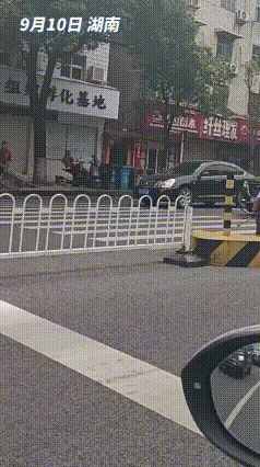 绿灯快结束，怀化辅警直接背起老奶奶过马路，太感人了
 近日湖南怀化鹤翔小学路口早