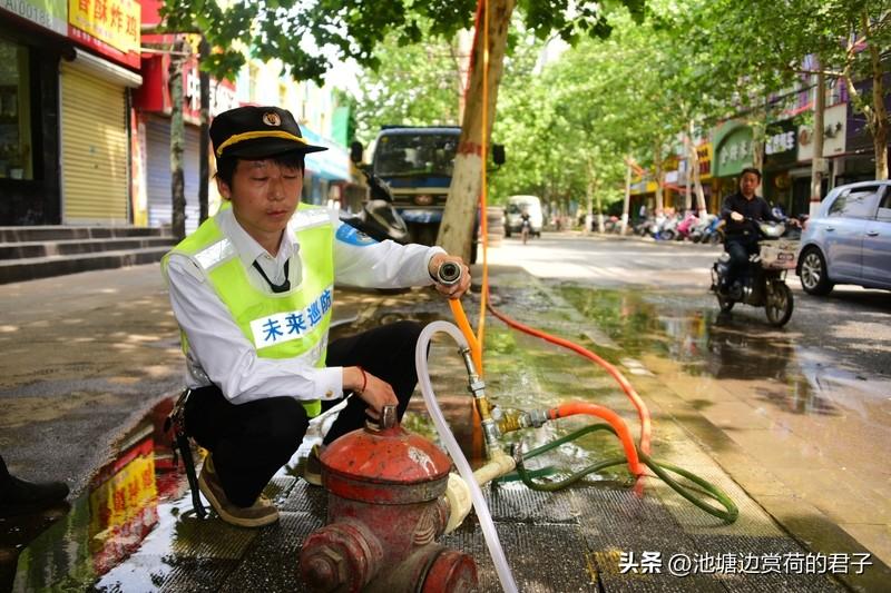 老人用消防栓里的水洗菜 最近安徽一位老人用消防栓水洗菜的视频火了。老人打开消防栓