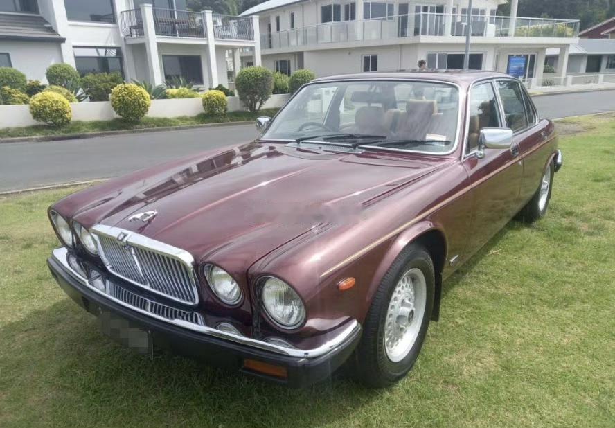 捷豹XJ6的4.2，这是1984年在新西兰上的牌，排气量不小，行驶了20万公里，