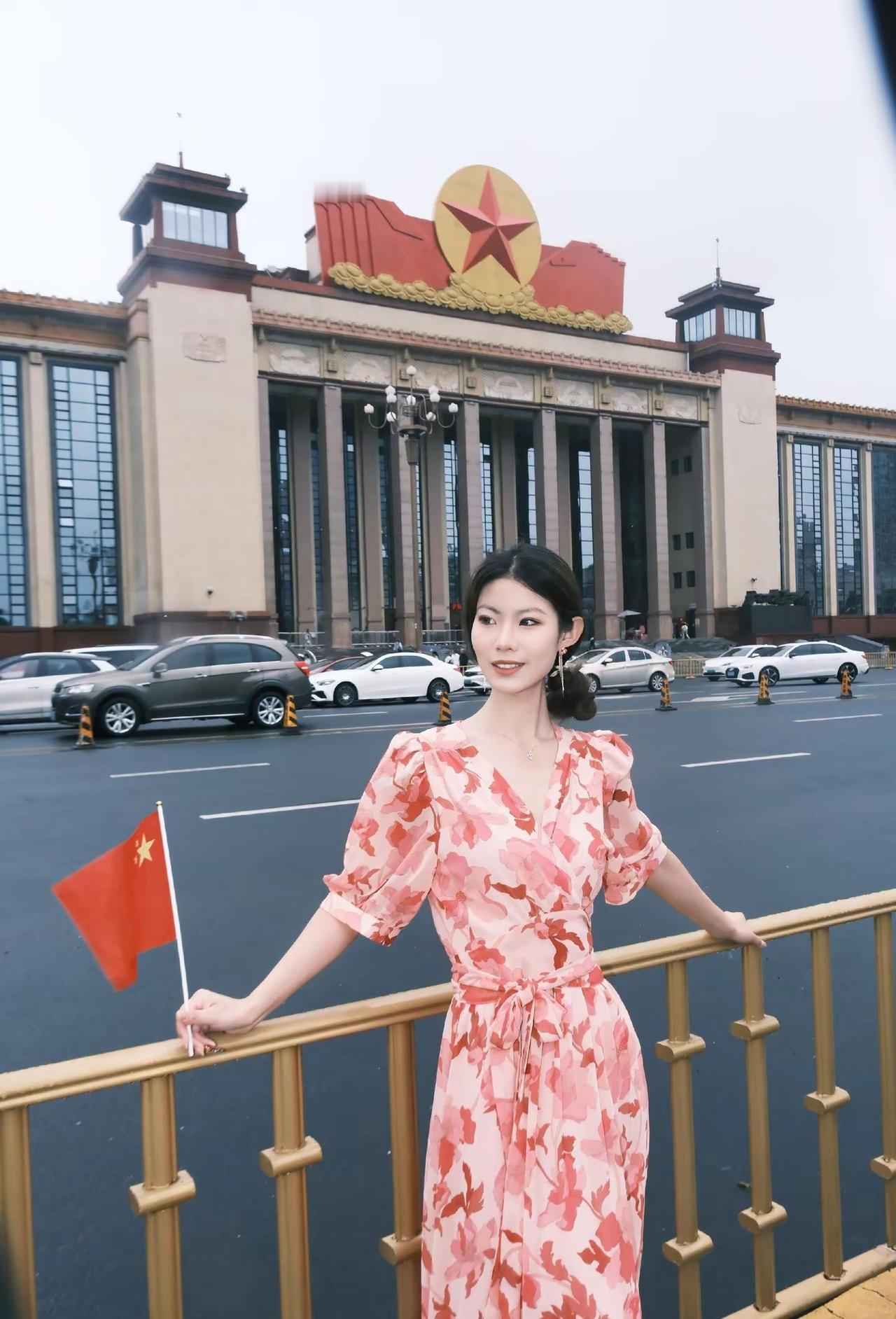 来南昌怎么可能不和红旗合张影呢。八一广场 生在红旗下，长在春风里女大学生 拍照 