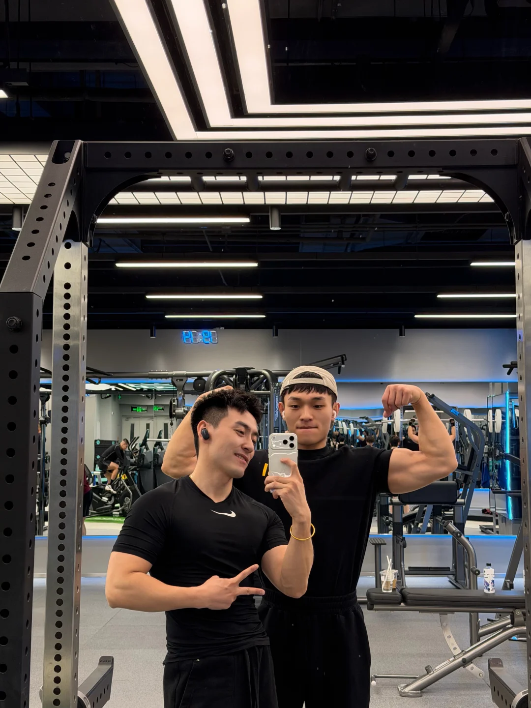 你选左边还是右边！右滑有惊喜！