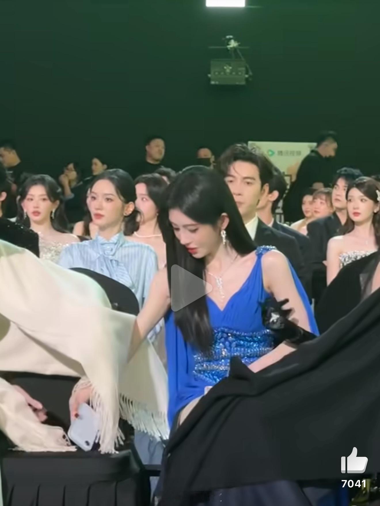 星光大赏内场鞠婧祎 蓝色妖姬机圈职业病 看陈都灵的手机好像是iPhone Air