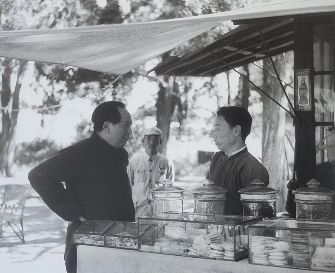 1949年北平和平解放后，九月的一天，毛泽东处理完手头工作，提出要去天坛走走，身