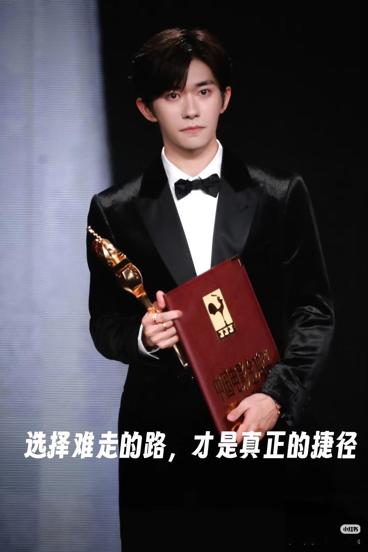 我最想不通的人，
​就是易烊千玺了，
​他现在都24岁的人了，居然什么重大场合都