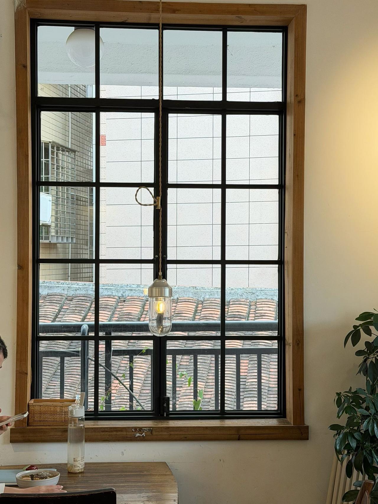 和人交往，你看重的是人品还是金钱我更看重人品。金钱能换来一时便利，却填不满信任的