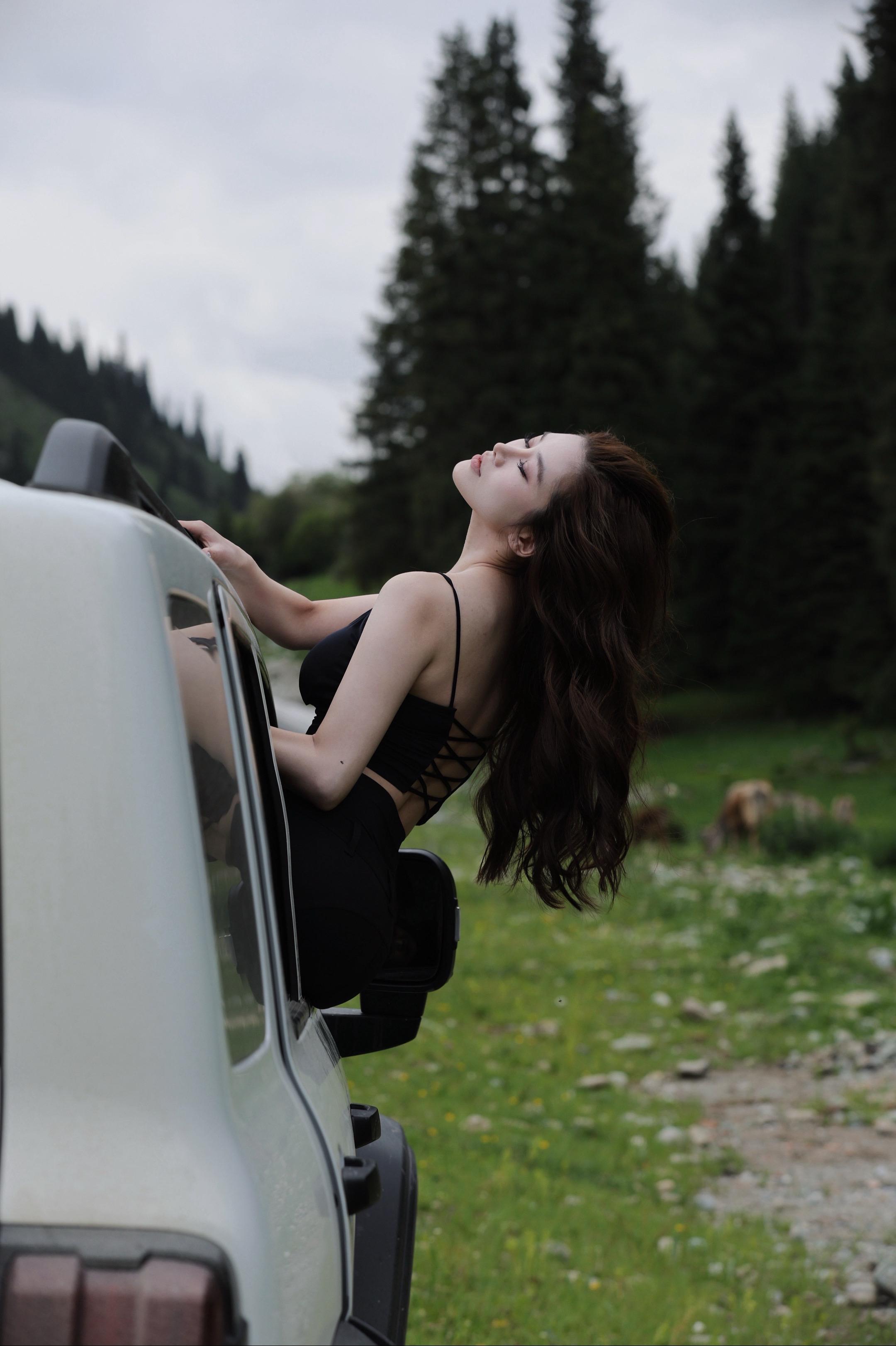 无法说出的心事 都留给草原吧。