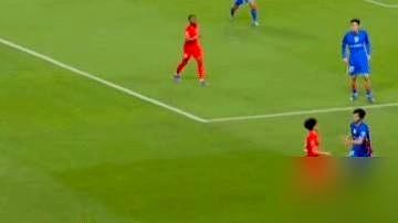 我一直忘不了他那个笑。
球员捂着头被抬下去，他，那个传说中的“金哨”，镜头里竟然