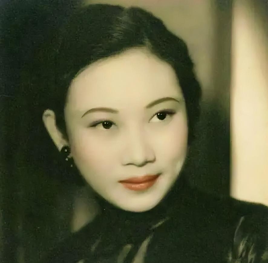 1943年，胡蝶被戴笠霸占。当时，胡蝶气喘吁吁地说：“戴笠，你占了我的身子，却得