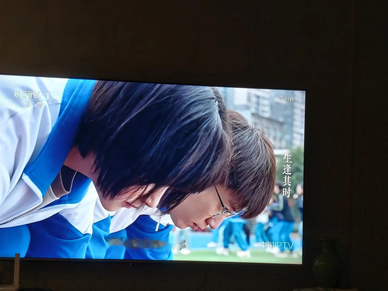 《生逢其时》齐时是不幸的，得了无法治愈的白化病。齐时也是幸运的，被换到齐家，被齐