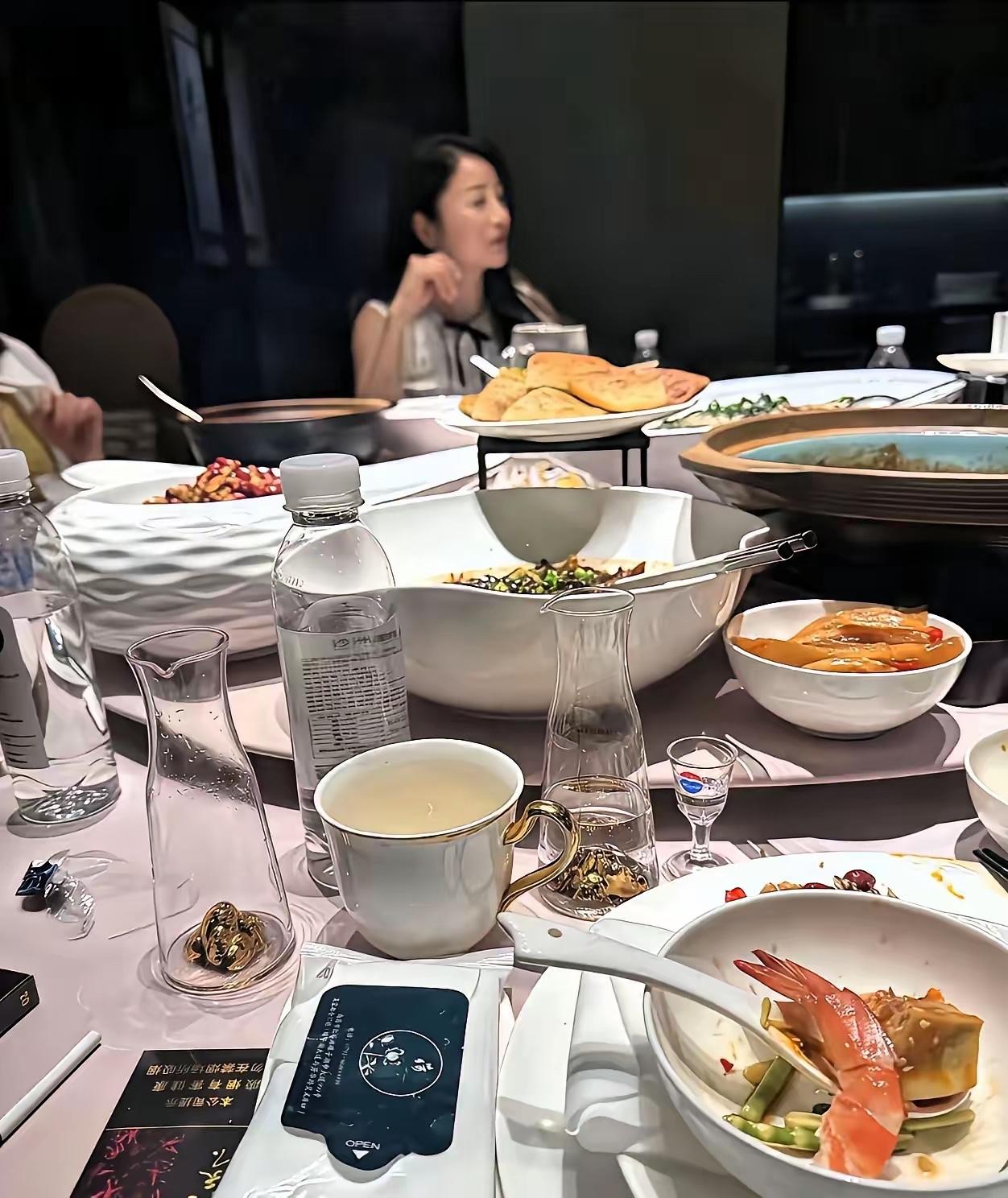 这样的饭局，抽这样香烟的人算不算有钱人
