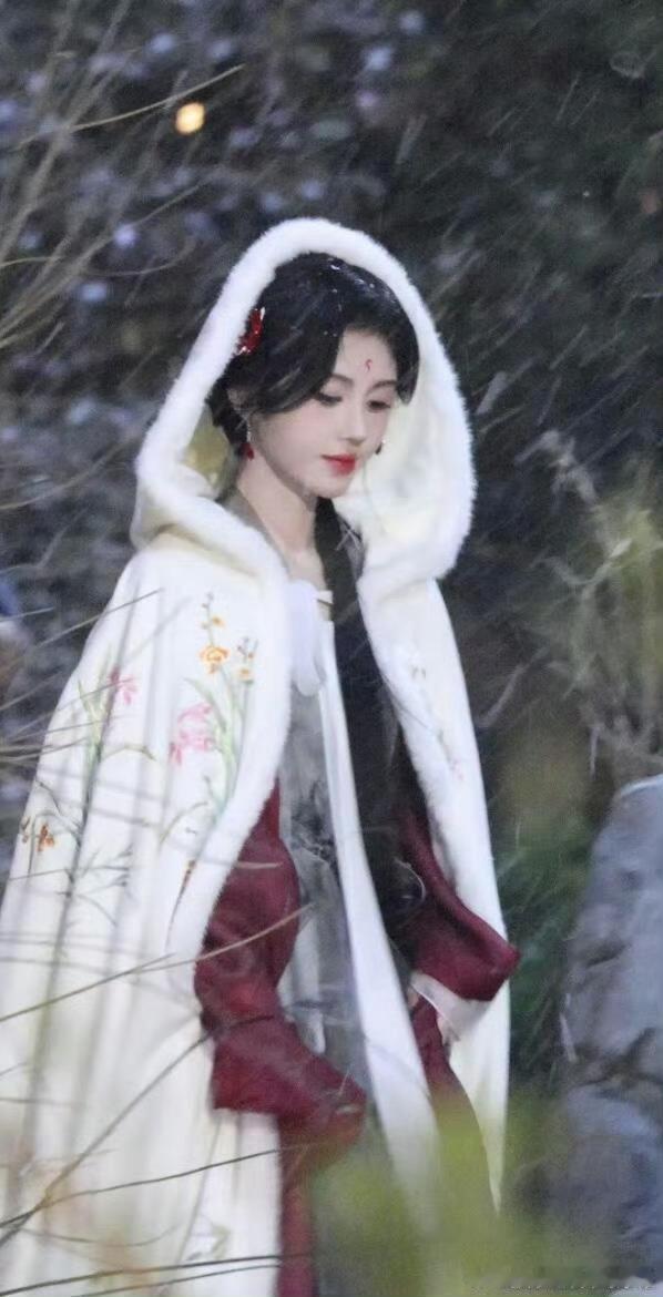 陈都灵 鞠婧祎雪景妆容路透 好唯美 