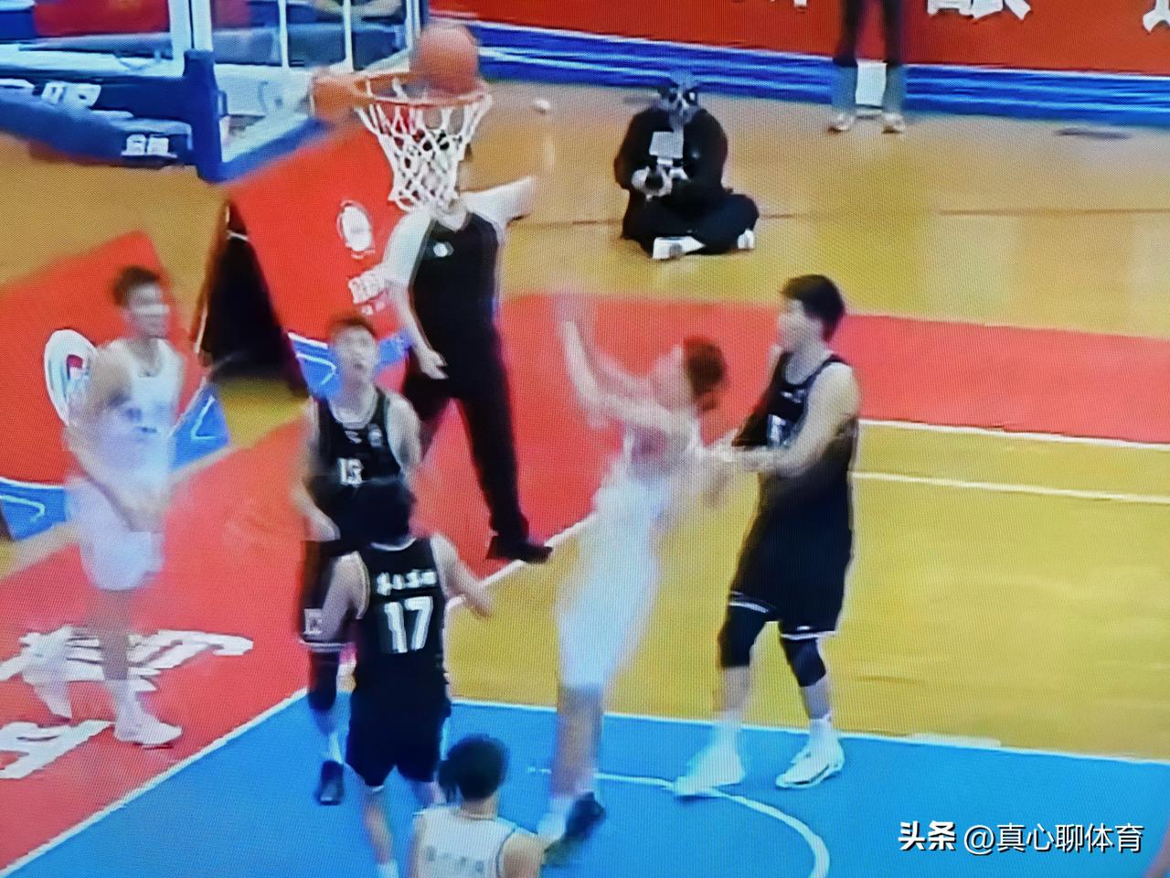 广东队新援焦泊乔打这类型比赛就跟玩似的，连续贡献双手暴扣[大笑][大笑][大笑]