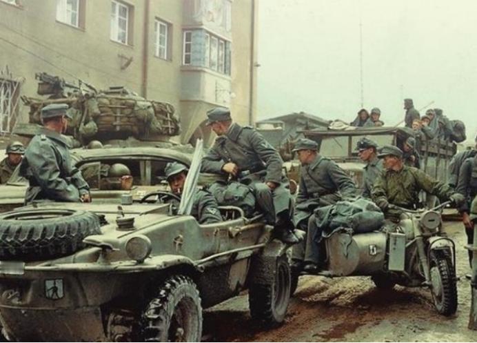 二战时期，美军的战利品真的可以随便拿吗？
 
在许多二战照片中，人们常能看到美军