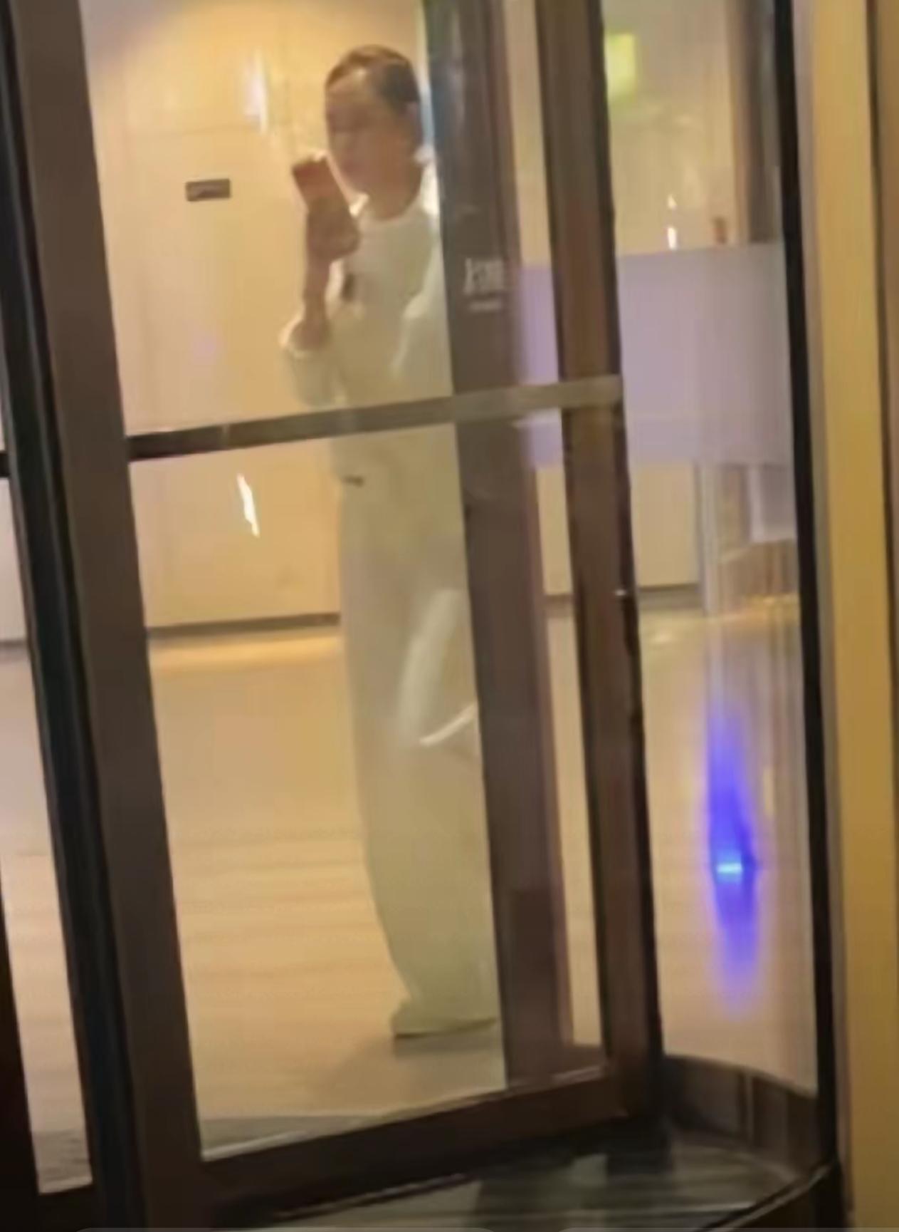 网友在杭州撞见晋妈，照片一发，评论区清一色猜她去找公关救火。 9月直播里，晋妈当