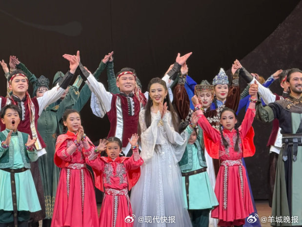 #张歆艺刘恋朱洁静聚会合照#【#张歆艺说小酒窝和朵朵太太太可爱了#】4月5日，在