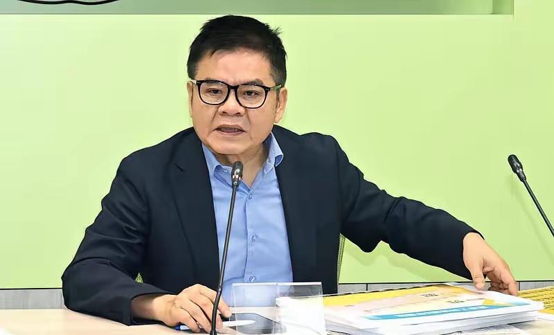蒋万安喊倒阁，民进党团说国民党想歼灭民众党。

别人怕倒阁重选丢席位，蒋万安偏把
