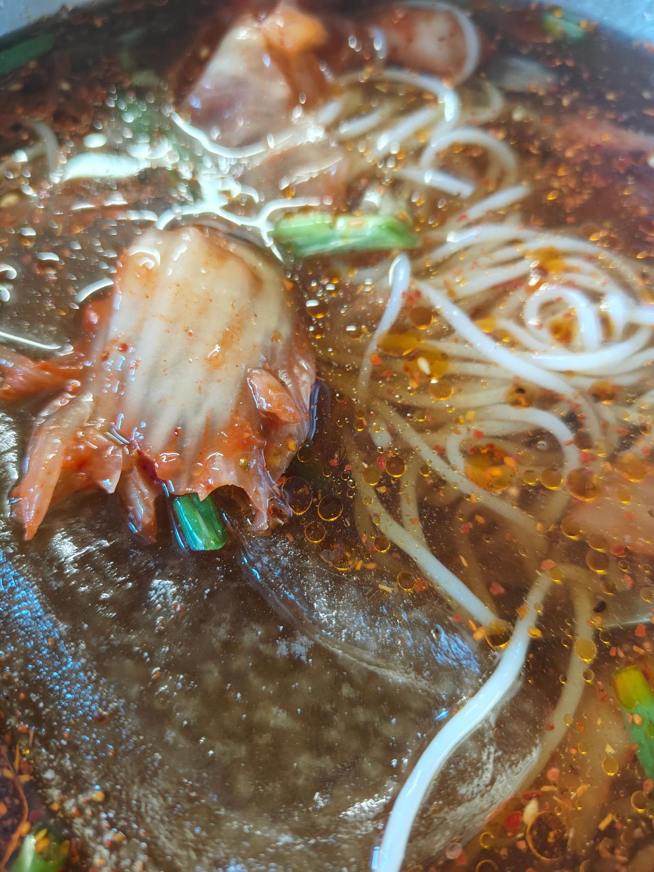 🌶️冰碴撞碗响，辣油跳着舞！面条滑过舌尖，是夏日最爽的私奔～