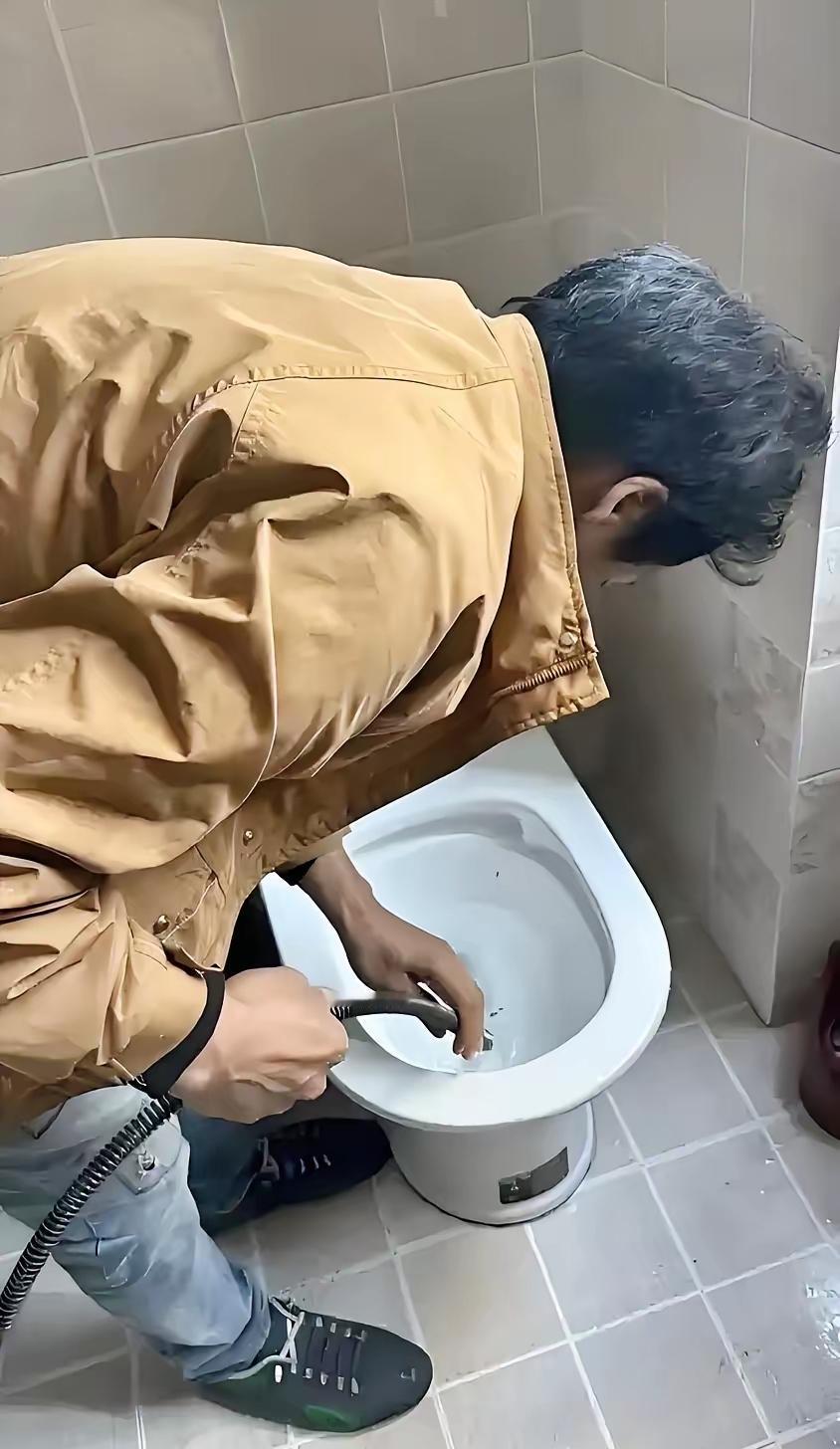上海一富婆家中马桶被堵了，叫师傅来修要价 400 元，富婆看师傅修马桶很辛苦，却