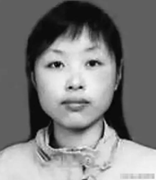 2008年地震，四川一21岁女老师被埋进废墟，身体断成三截，腹部被钢筋击穿，救援