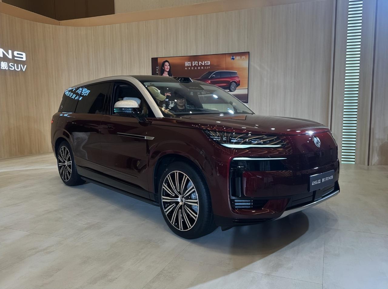 暴风侧吹稳定不跑偏，腾势N9全系标配易三方，售价38.98万起


超强台风 “