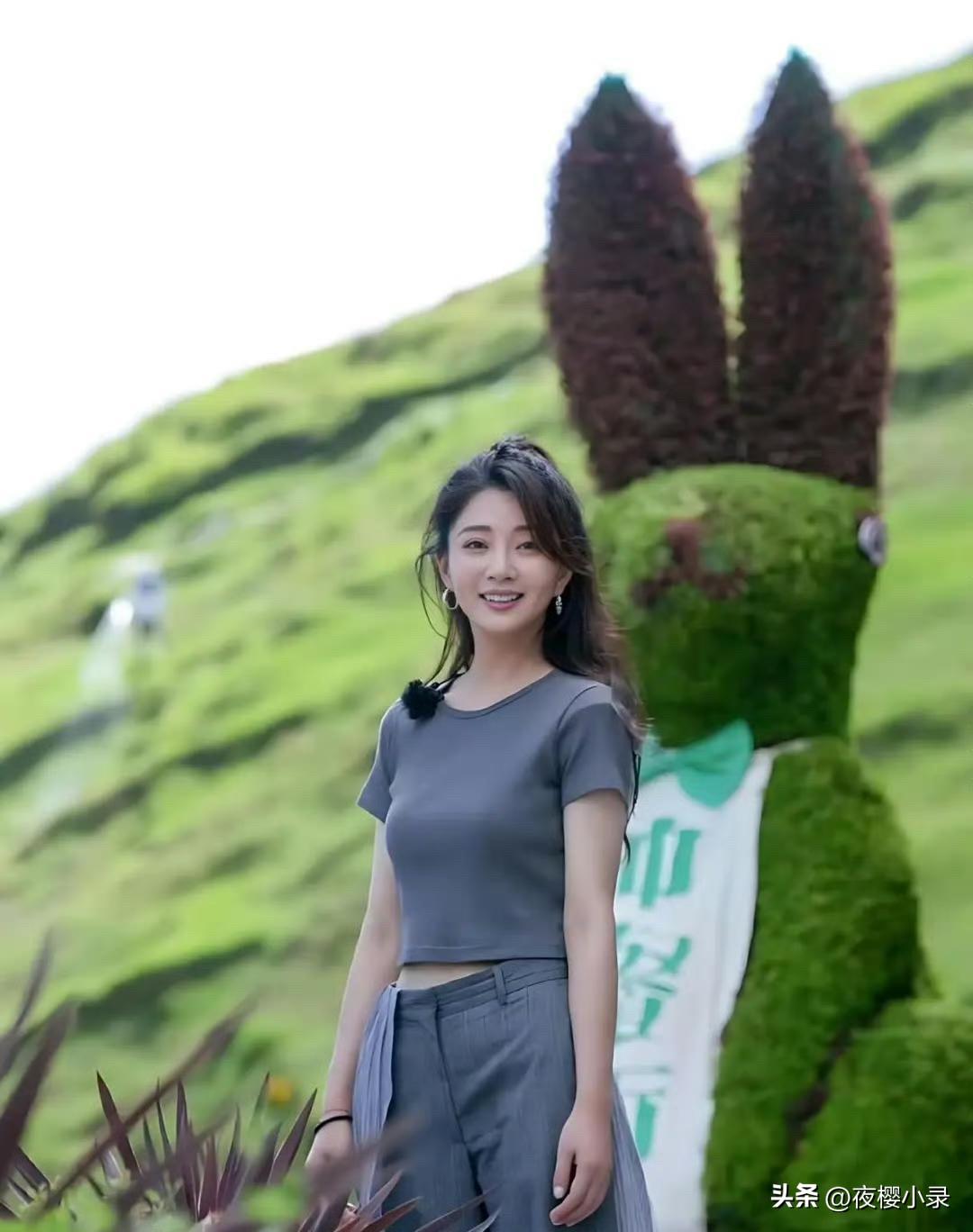 看了46岁殷桃的穿搭，我悟了：灰色不配亮色、白色，才更时髦优雅！[玫瑰][玫瑰]