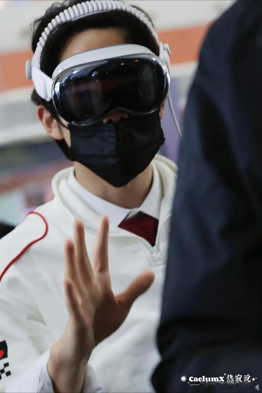 这戴的什么vr眼镜？ 