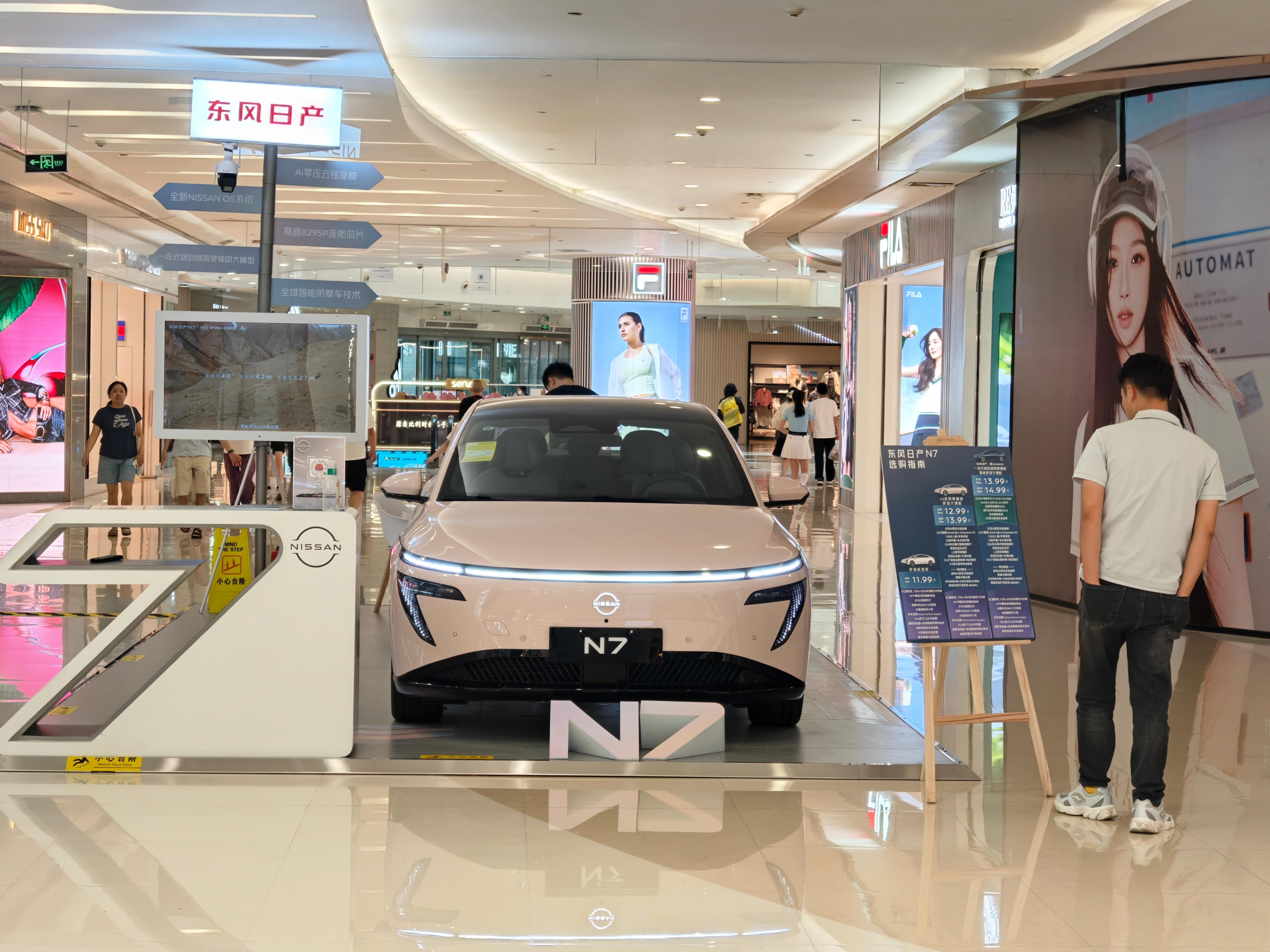 东风日产N7也进入商场做摆展了。汽场全开大v聊车 ​​​