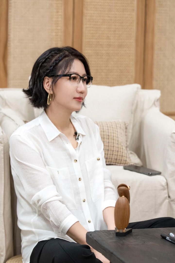 易立竞把代高政说到脱衣服了不好笑就露宿街头   别人上综艺是来搞笑的，代高政上综