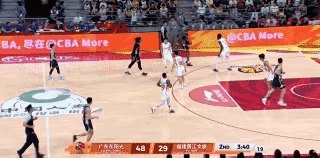 瞎扯蛋！崔永熙这球能有什么错？
崔永熙想战斧隔扣，结果被马昆杜血帽倒地，然后被杜